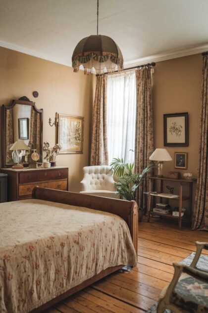 10 Charming Vintage Bedroom Ideas for a Timeless Retreat 15 A vintage bedroom decor
