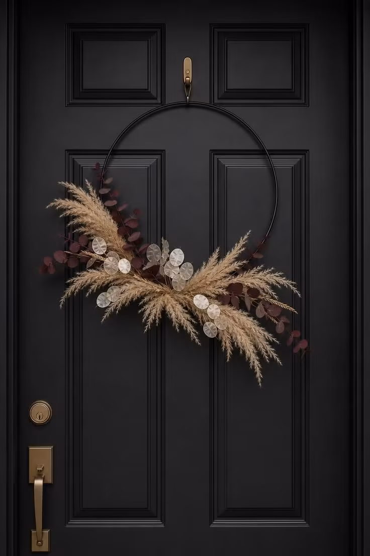 10 Modern Fall Porch Decor Ideas for a Cozy Welcome 4 An asymmetrical dried grass wreath on a matte black front door.