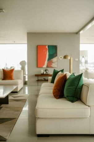 13 Neutral Living Room Ideas With a Bold Pop of Color 14 A neutral living room with pop of color